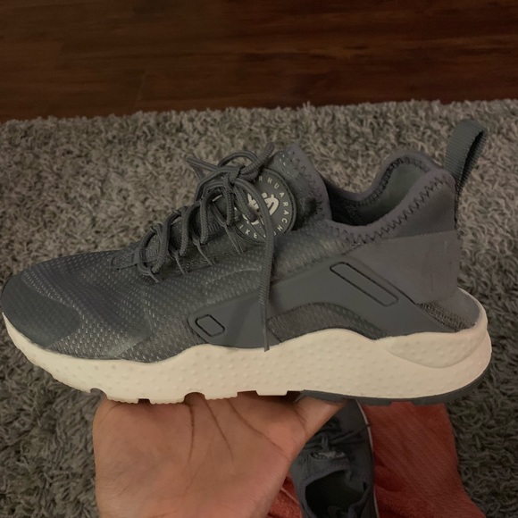 Like new Grey Nike Huarauche - Picture 3 of 5